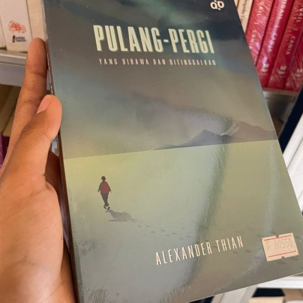 Sampul buku PULANG PERGI YANG DIBAWA DAN DITINGGALKAN Karya Alexander Thian