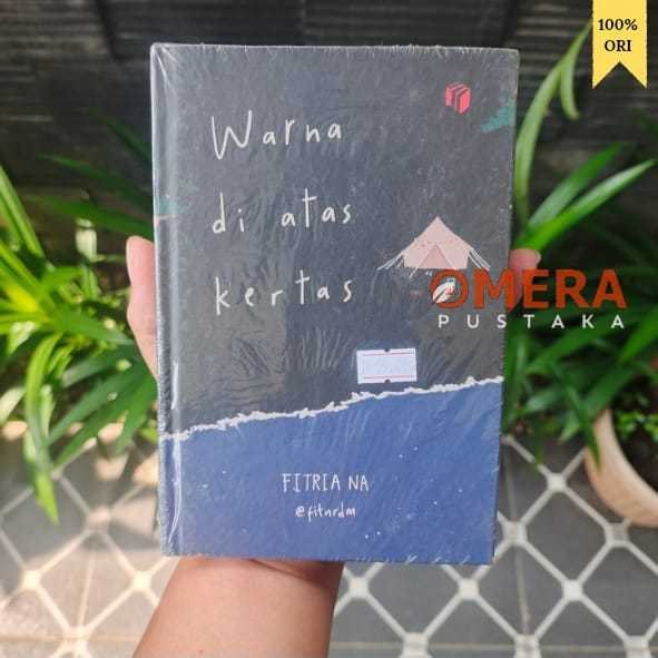 Sampul buku Warna di atas kertas